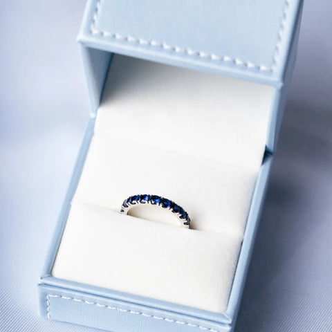Anel Cravejado com Cristais Azul em Prata 925