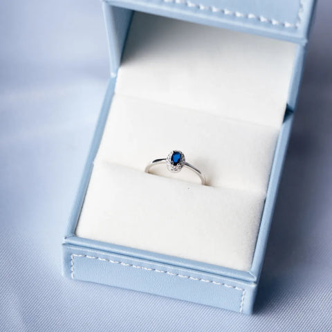 Anel Oval Cravejado Cristal Azul em Prata 925
