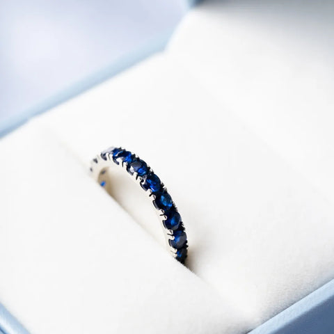Anel Cravejado com Cristais Azul em Prata 925