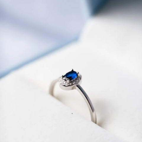 Anel Oval Cravejado Cristal Azul em Prata 925